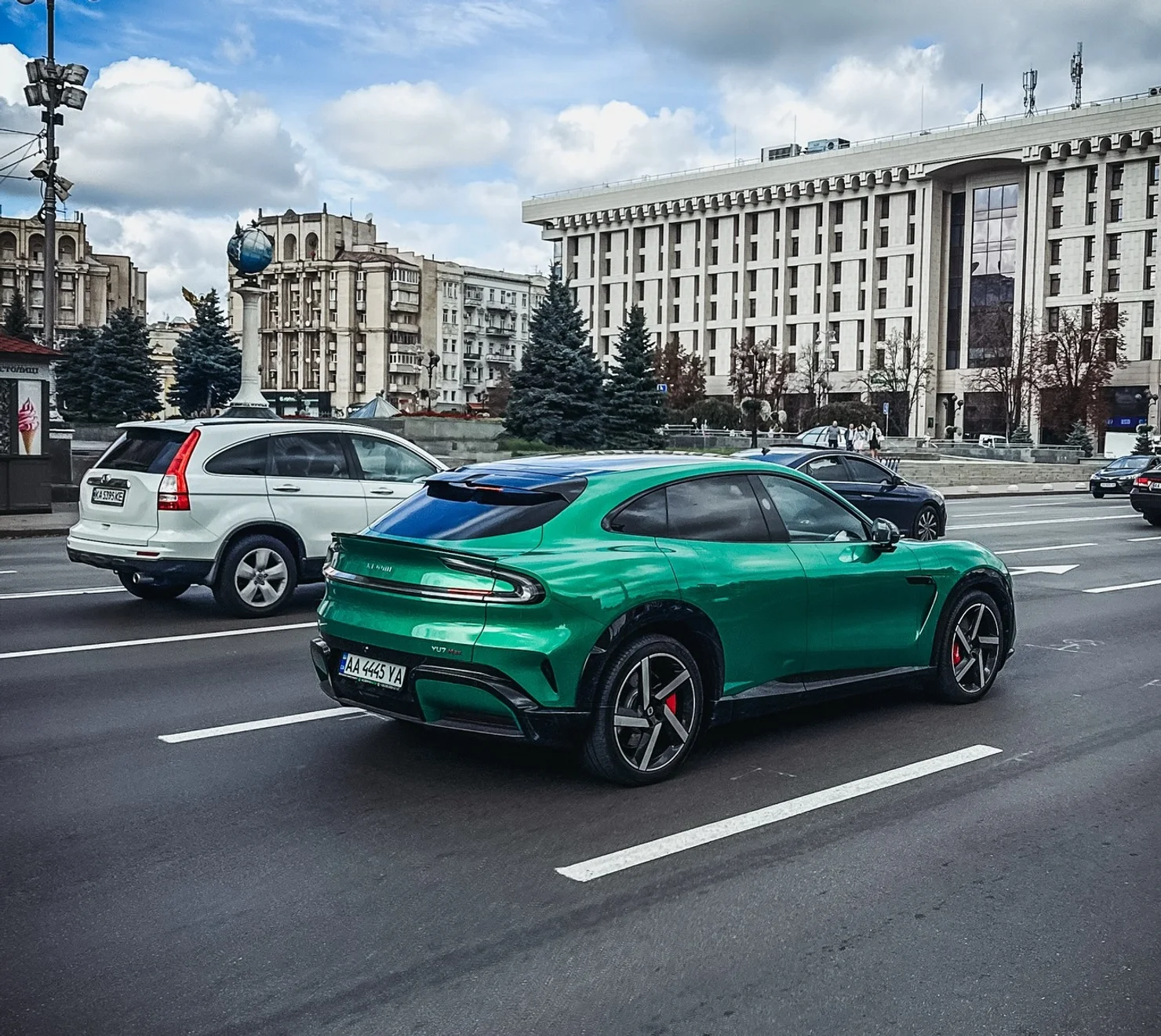 Китайська "Ferrari" на вулицях Києва: як Xiaomi переписує правила електромобільності