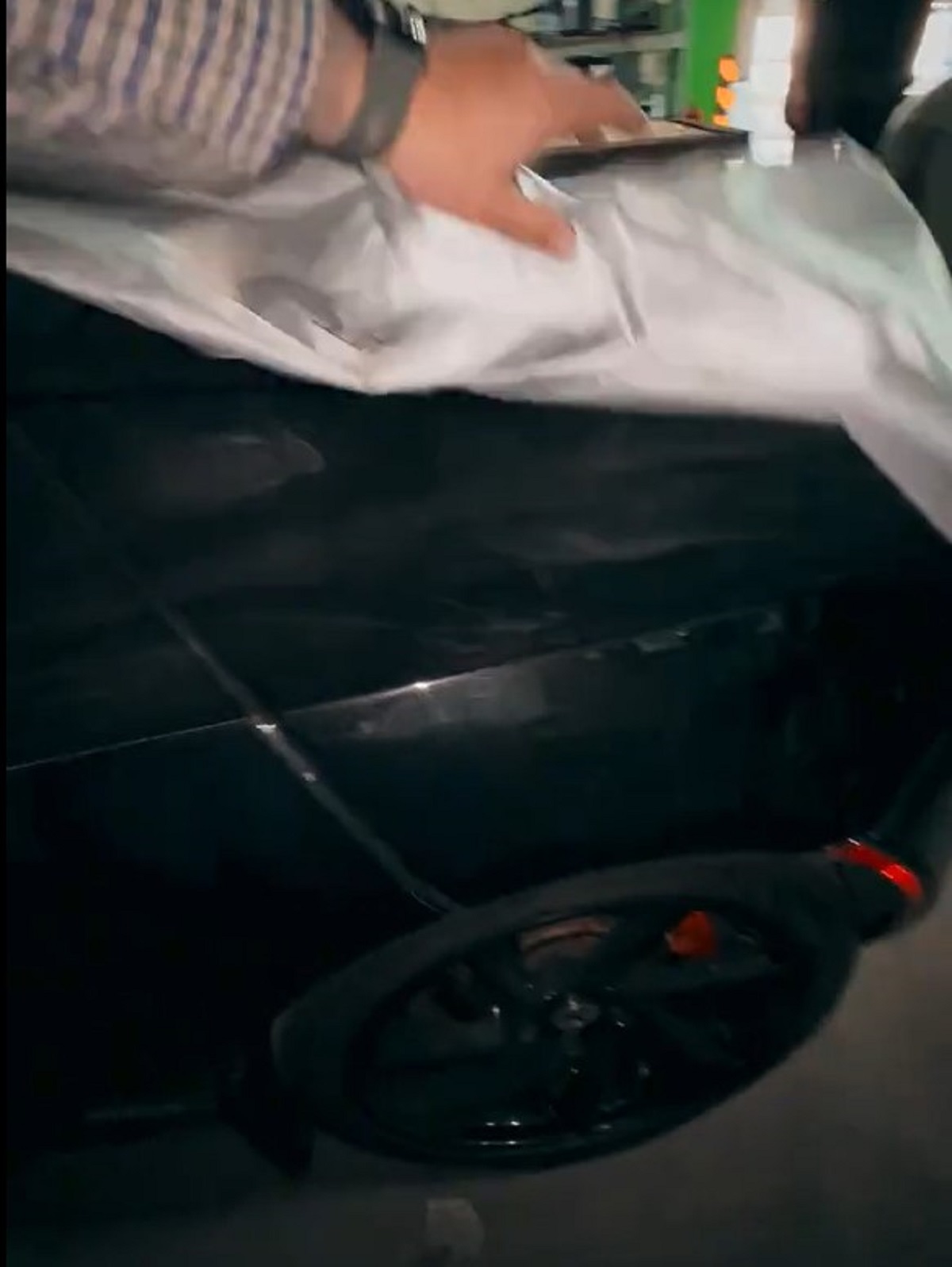 У Києві зафіксували рідкісний Tesla Roadster Sport першого покоління 2008-2012 років