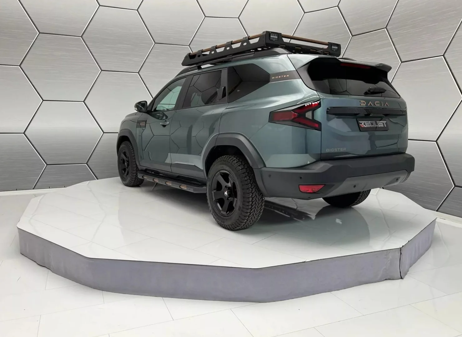 Бюджетний боєць отримав екстрим: Dacia Bigster 2025 в двох тюнінгових іпостасях від німецьких майстрів