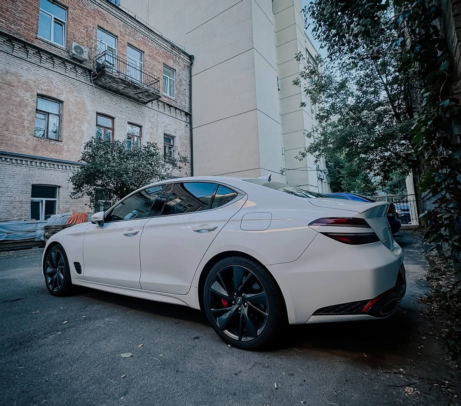 На вулицях Києва засвітився рідкісний Genesis G70 Launch Edition з 370-сильним мотором