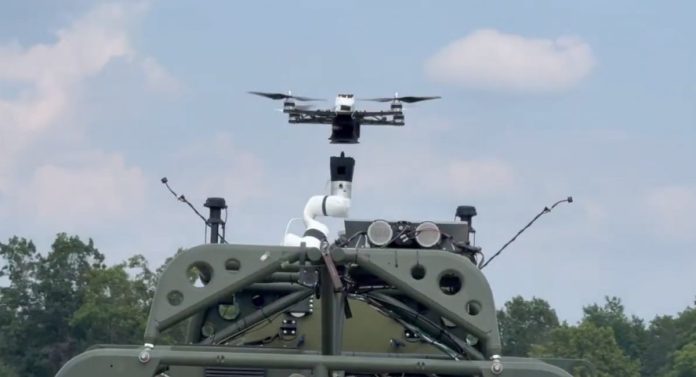 Роботи ловлять дронів на льоту: американці показали системи запуску безпілотників без зупинки машини Роботи ловлять дронів на льоту: американці показали системи запуску безпілотників без зупинки машини