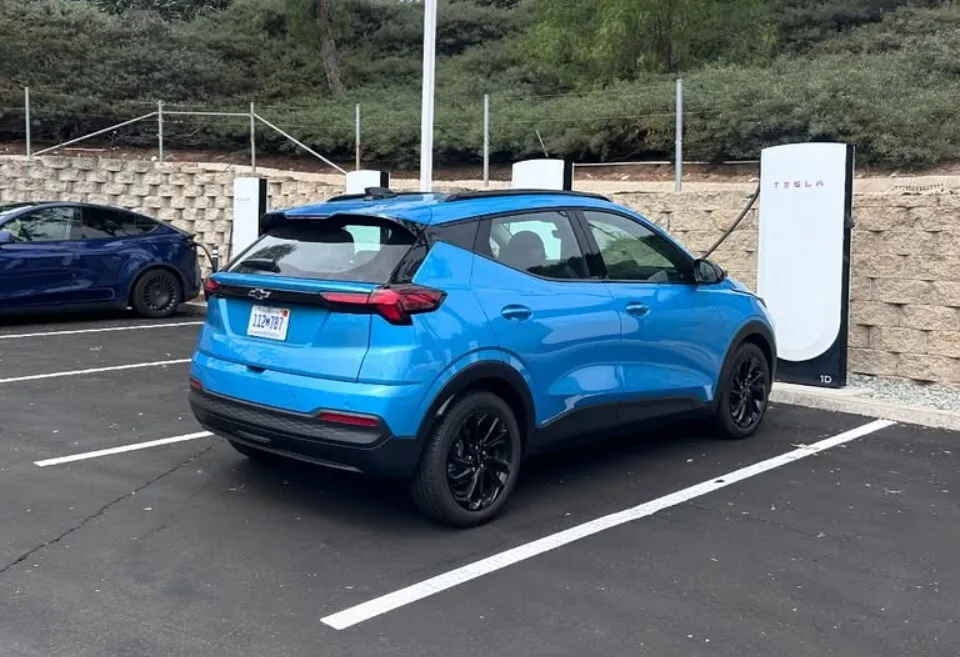 Chevrolet Bolt повертається: бюджетний електрокар "засвітився" без камуфляжу