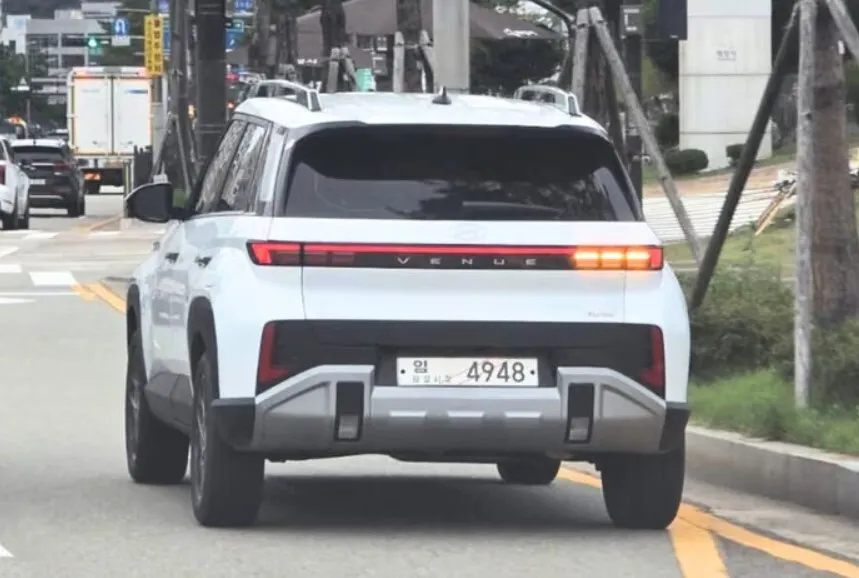 Hyundai Venue нового покоління: перші знімки бюджетного кросовера з дизайном Tucson