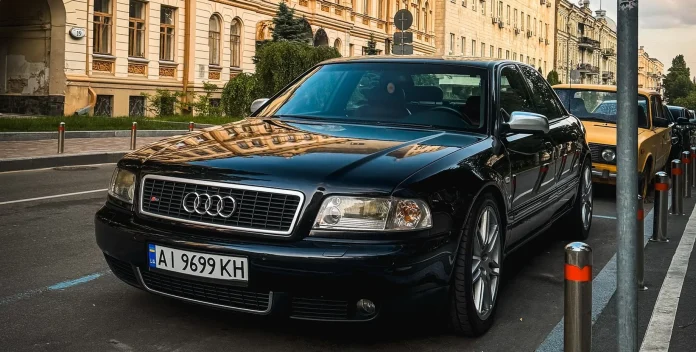 У Києві помітили легендарний Audi S8: заряджений седан із фільму У Києві помітили легендарний Audi S8: заряджений седан із фільму