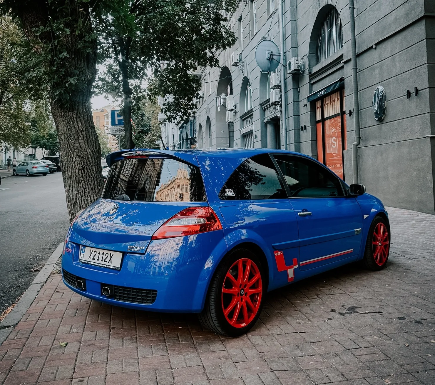 На вулицях Києва засвітився рідкісний Renault Megane R26.R з червоними дисками