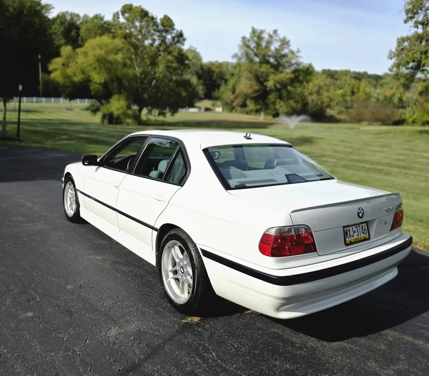 Машина-привид з минулого: BMW 7 Series з пробігом 16 тисяч за 24 роки виставили на торги