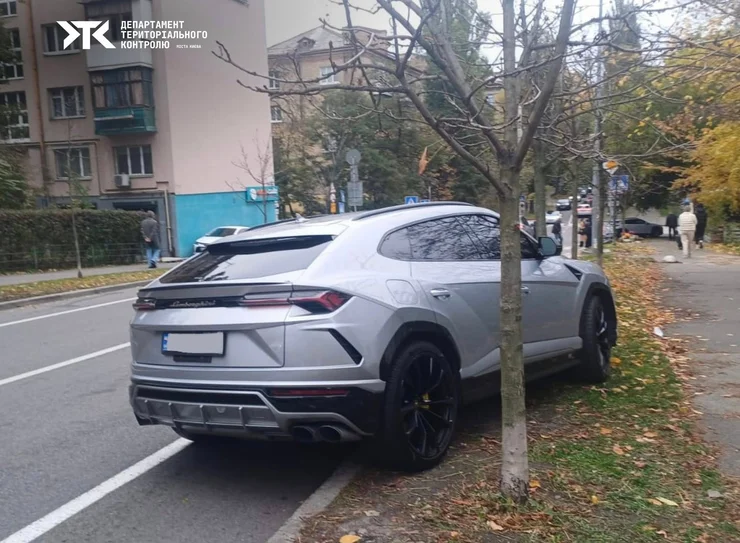 За $300 тисяч, але без культури: Lamborghini Urus забрали на штрафмайданчик