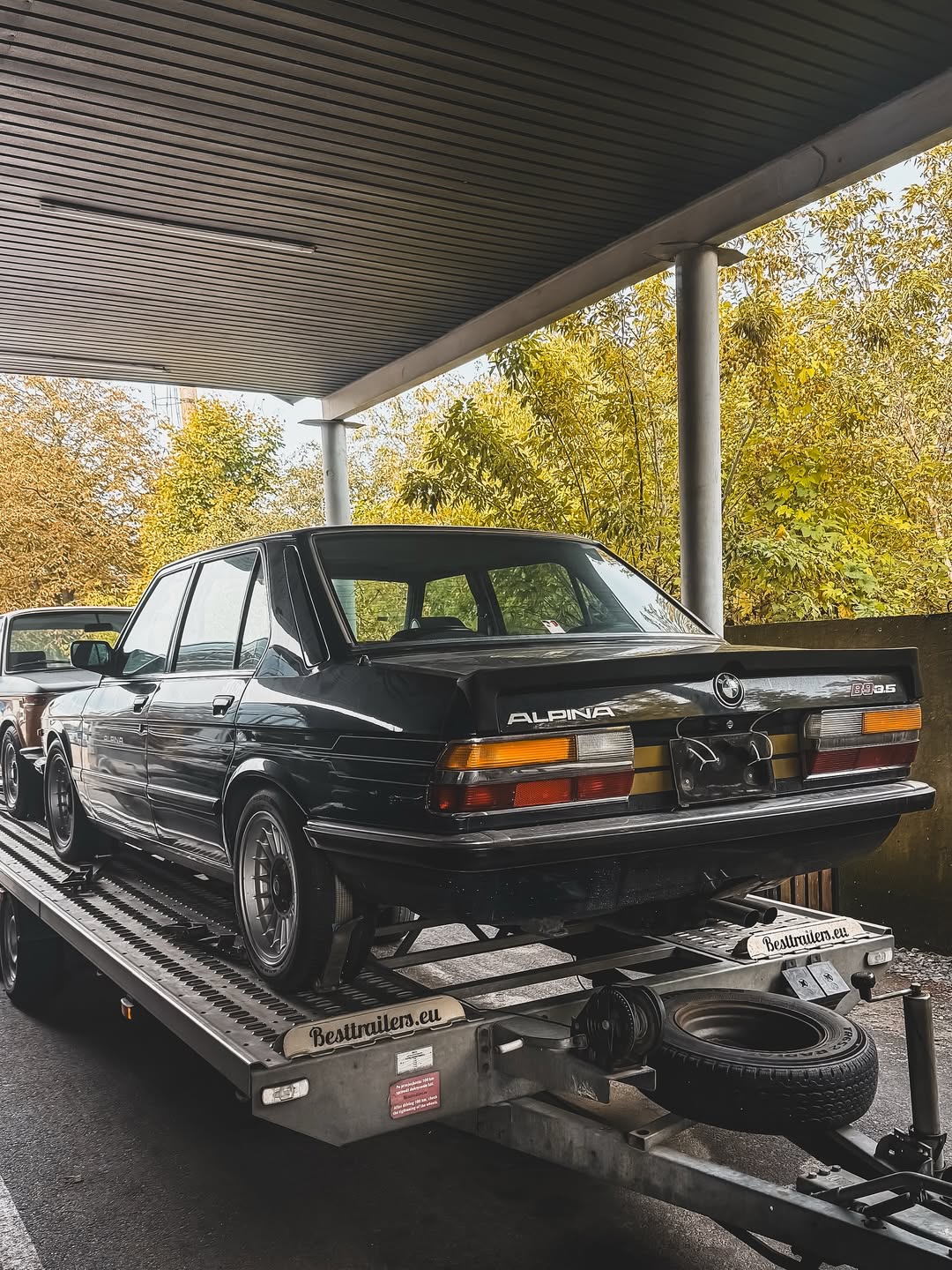 Автовоз з легендами 70-90-х: в Україну привезли три рідкісних BMW і Mercedes вартістю як нові преміум-авто