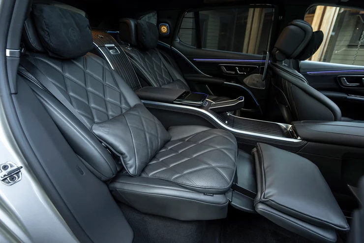 Тихий трон на колесах: У Києві помітили рідкісний Mercedes-Maybach EQS680 SUV у виконанні Night Series