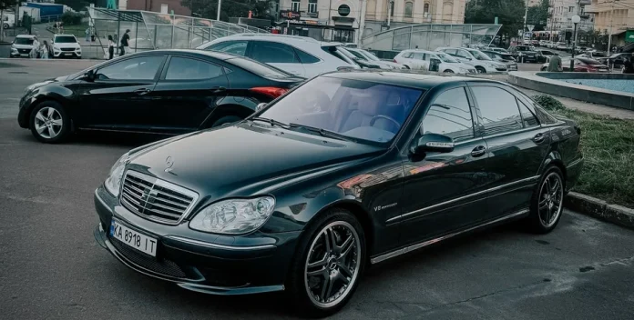 Привид Штутгарта: У Києві «засвітився» легендарний Mercedes S55 AMG Kompressor W220 Привид Штутгарта: У Києві «засвітився» легендарний Mercedes S55 AMG Kompressor W220