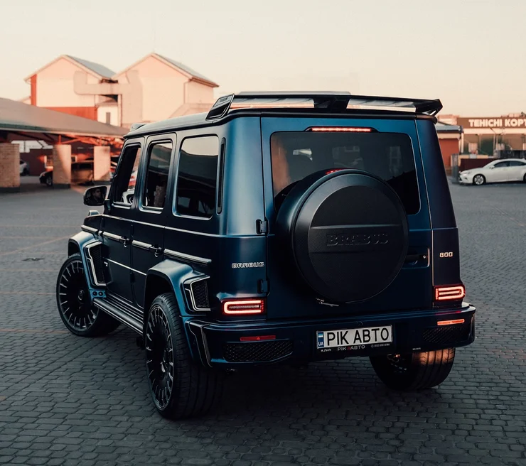 800 "коней" у Львові: в Україну завезли божевільний Brabus G-Class