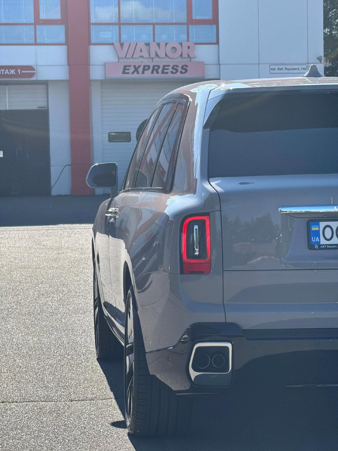 В Одесі засвітився черговий Rolls-Royce Cullinan: напівмільйонне авто з "щасливими" номерами