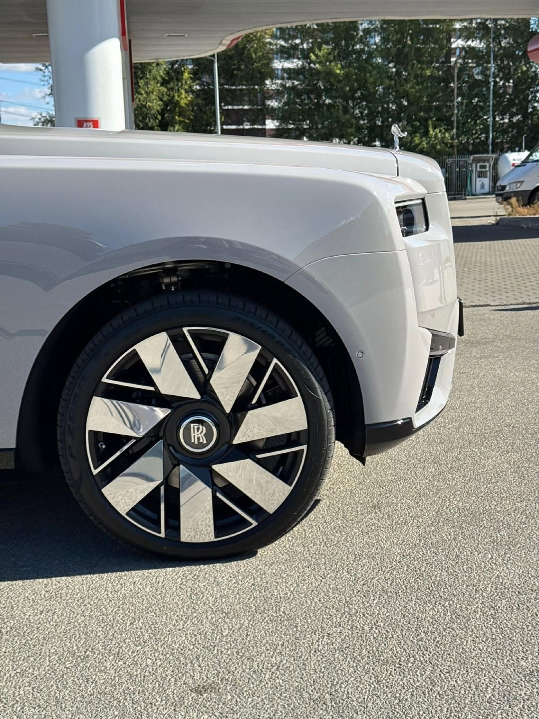 В Одесі засвітився черговий Rolls-Royce Cullinan: напівмільйонне авто з "щасливими" номерами