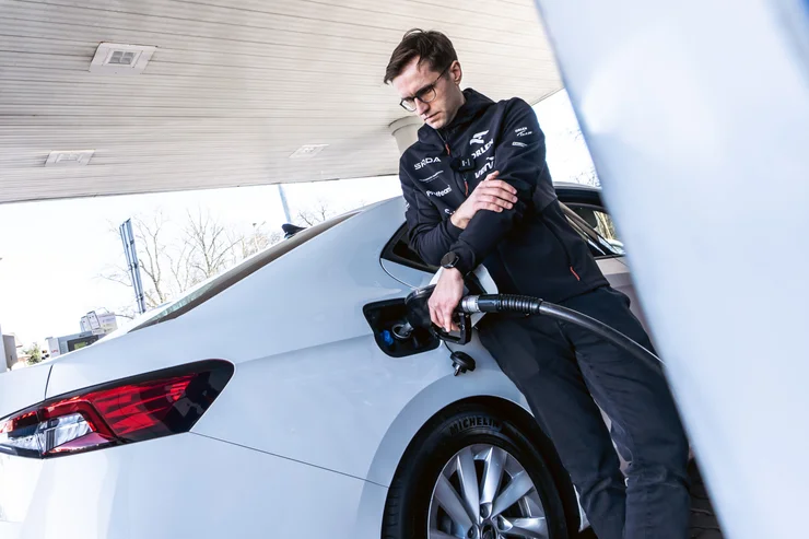 831 кілометр на одному баку: чемпіон Європи з ралі проїхав на Skoda Superb майже всю Європу без дозаправки