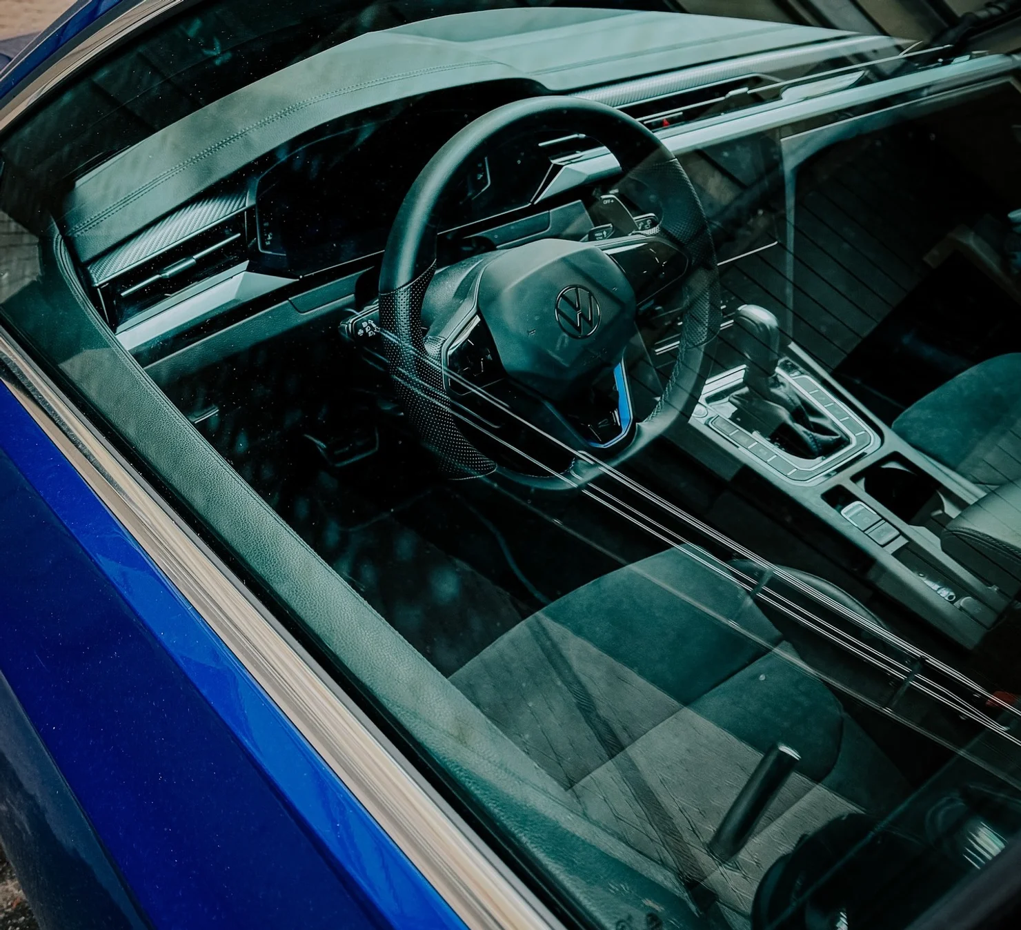 У Києві засвітився рідкісний Volkswagen Arteon R: 320-сильний універсал, який офіційно не продавали