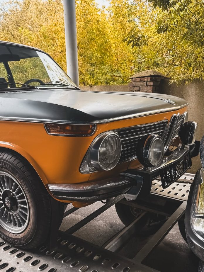 Автовоз з легендами 70-90-х: в Україну привезли три рідкісних BMW і Mercedes вартістю як нові преміум-авто