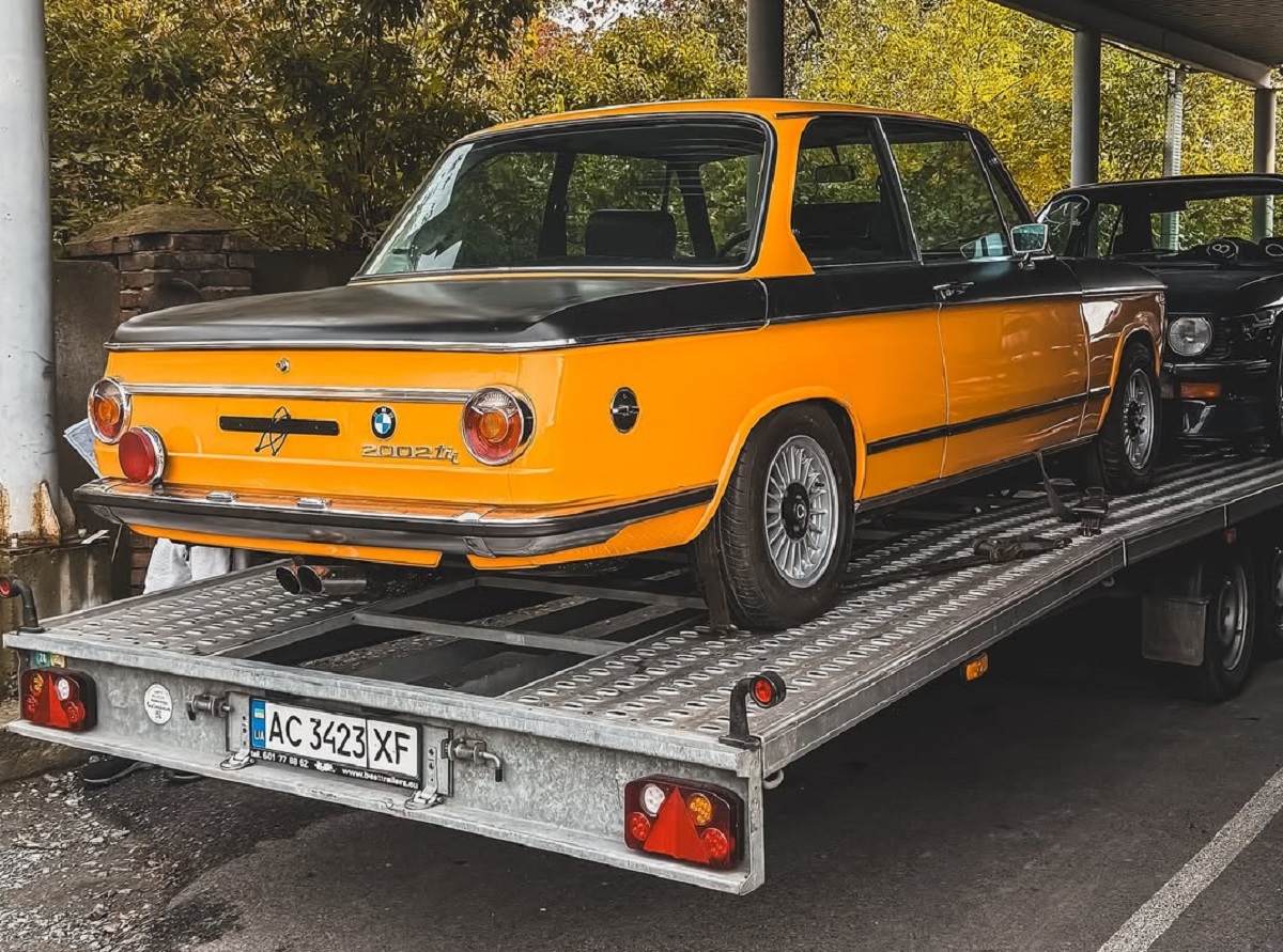 Автовоз з легендами 70-90-х: в Україну привезли три рідкісних BMW і Mercedes вартістю як нові преміум-авто