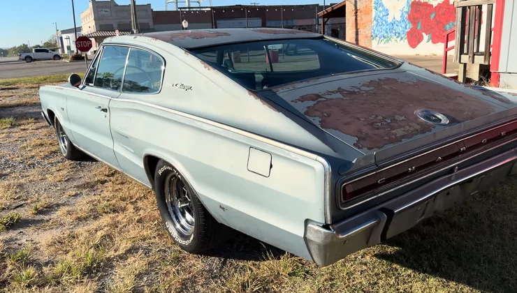Легендарний "м'язкар" з пилу віків: рідкісний Dodge Charger Hemi 1966 року викопали після 40 років забуття