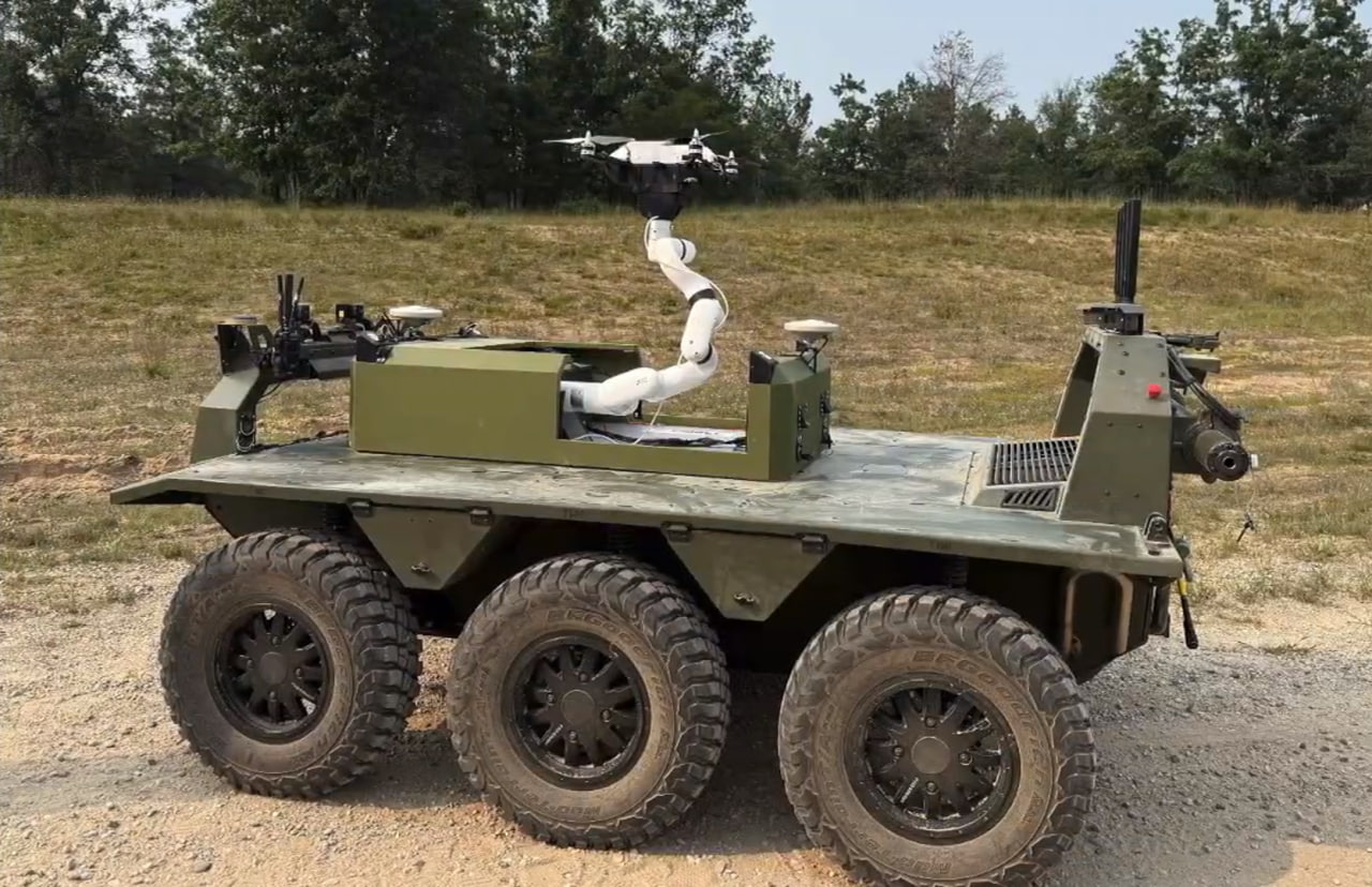 Роботи ловлять дронів на льоту: американці показали системи запуску безпілотників без зупинки машини