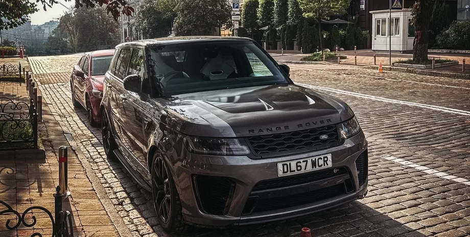 Компресорний монстр у Києві: технічний розбір Range Rover Sport SVR та загадка британських номерів