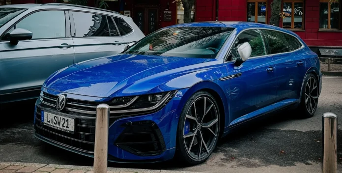 У Києві засвітився рідкісний Volkswagen Arteon R: 320-сильний універсал, який офіційно не продавали