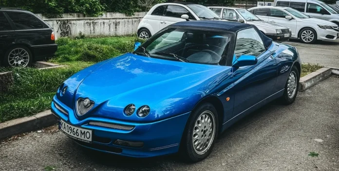 Pininfarina, Twin Spark та передній привід: технічний розбір Alfa Romeo Spider 916 із київських вулиць