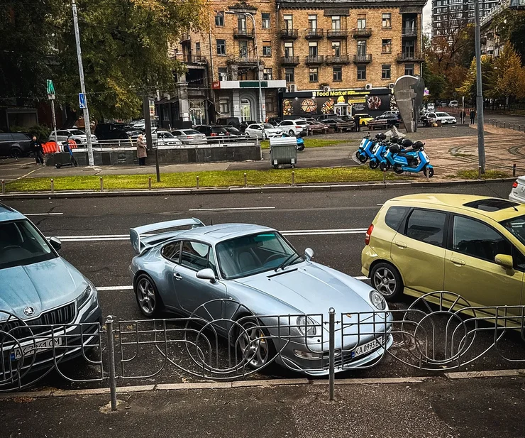 Класика з крилом від GT2: у Києві помітили Porsche 911 покоління 993 з агресивним тюнінгом