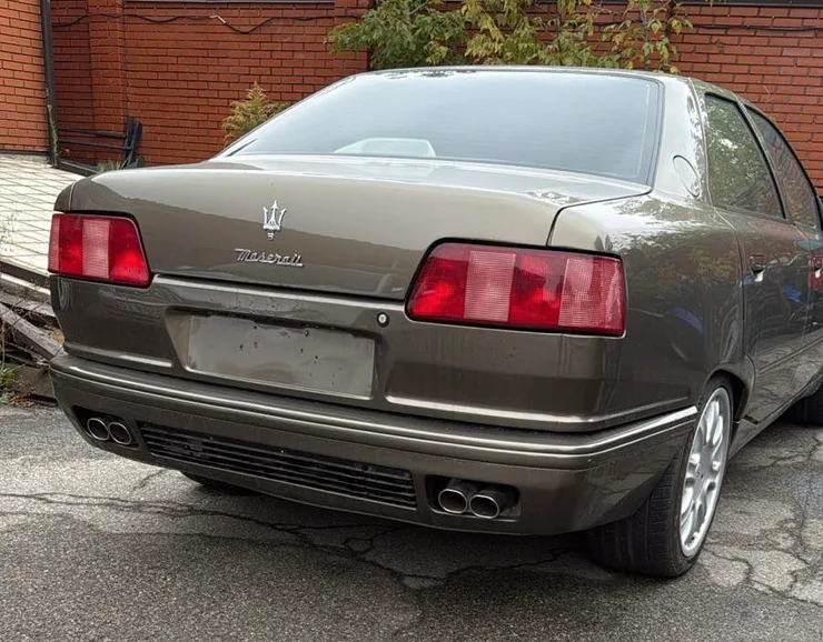 Рідкісний італієць у Києві: в Україні з'явився третій Maserati Quattroporte покоління 90-х