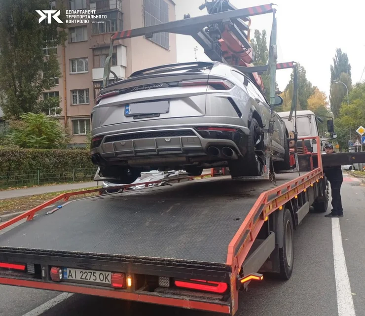 За $300 тисяч, але без культури: Lamborghini Urus забрали на штрафмайданчик