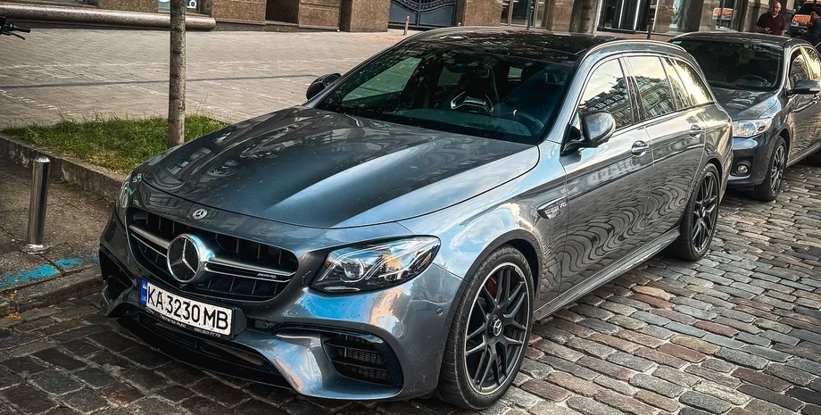 "Сімейний" Монстр у Києві: Заряджений універсал Mercedes-AMG E 63 S Estate - 612 "коней", 290 км/год та карбонова "кусалка"!