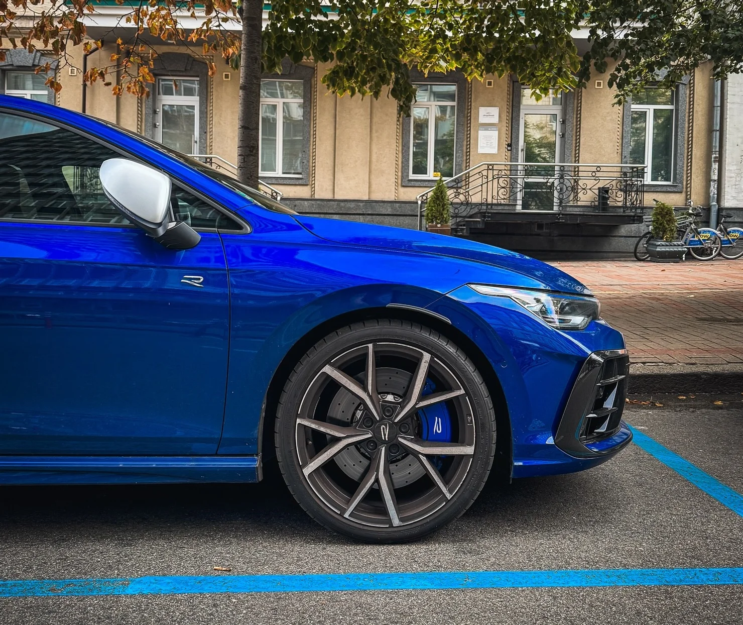В Україну привезли новий Volkswagen Golf R: 333 к.с., 270 км/год і титановий вихлоп Akrapovič