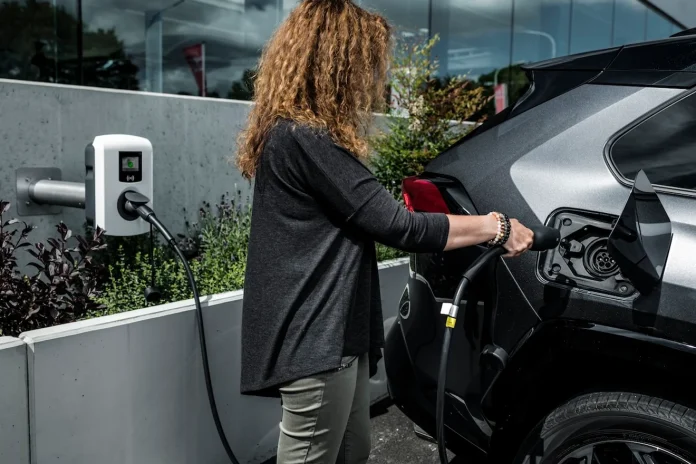 Toyota RAV4 лідирує, але конкуренція наростає: як змінюється ринок гібридів в Україні