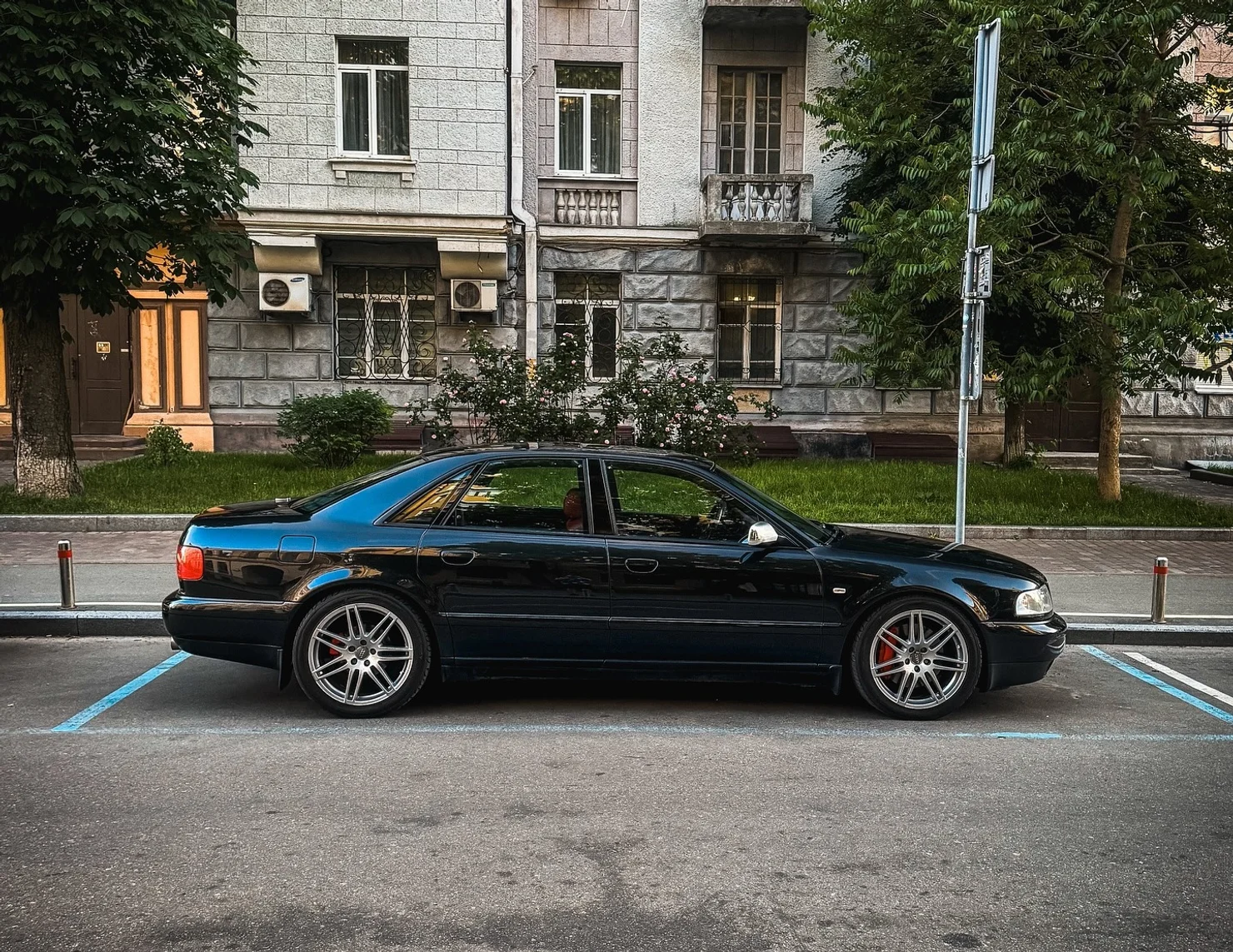 У Києві помітили легендарний Audi S8: заряджений седан із фільму "Ронін" став раритетом