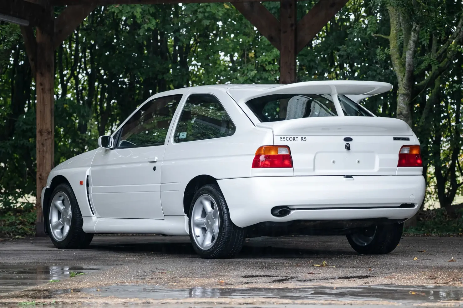 Рідкісний скарб у гаражі: Ford Escort RS Cosworth із пробігом менше тисячі кілометрів виставили на торги
