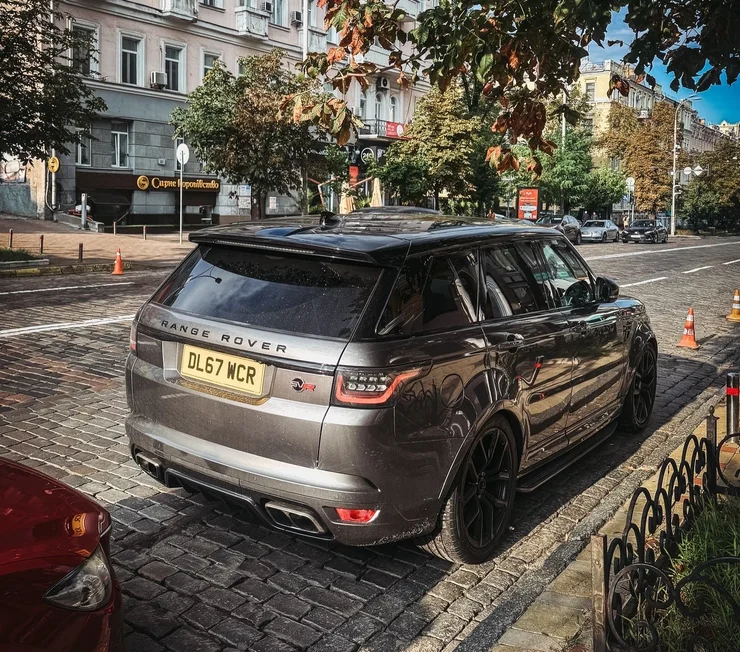 Компресорний монстр у Києві: технічний розбір Range Rover Sport SVR та загадка британських номерів