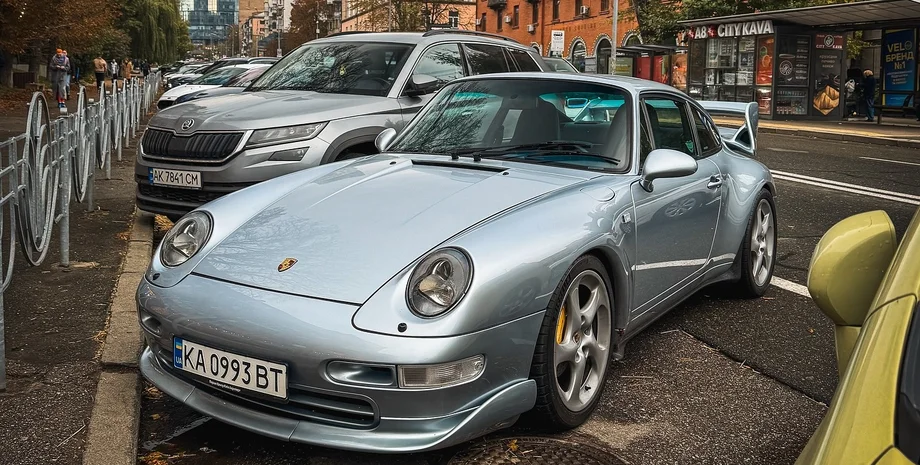 Класика з крилом від GT2: у Києві помітили Porsche 911 покоління 993 з агресивним тюнінгом