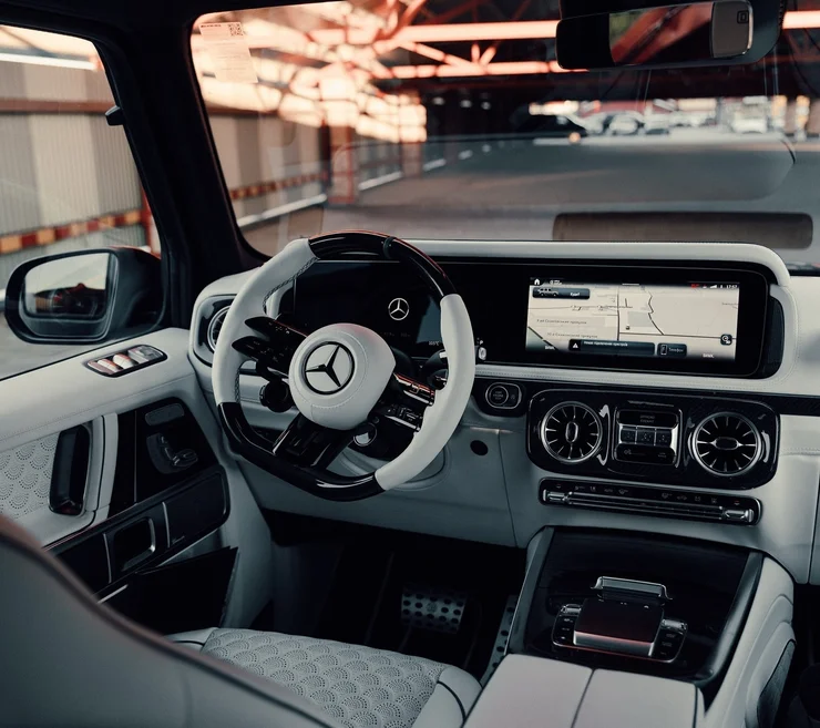 800 "коней" у Львові: в Україну завезли божевільний Brabus G-Class