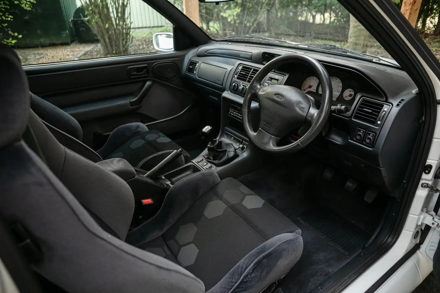 Рідкісний скарб у гаражі: Ford Escort RS Cosworth із пробігом менше тисячі кілометрів виставили на торги