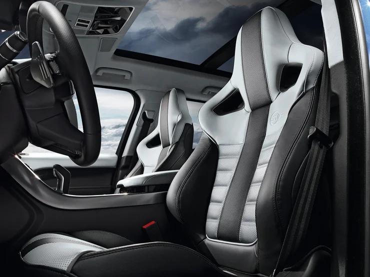 Компресорний монстр у Києві: технічний розбір Range Rover Sport SVR та загадка британських номерів