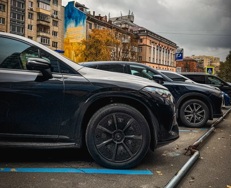 Тихий трон на колесах: У Києві помітили рідкісний Mercedes-Maybach EQS680 SUV у виконанні Night Series