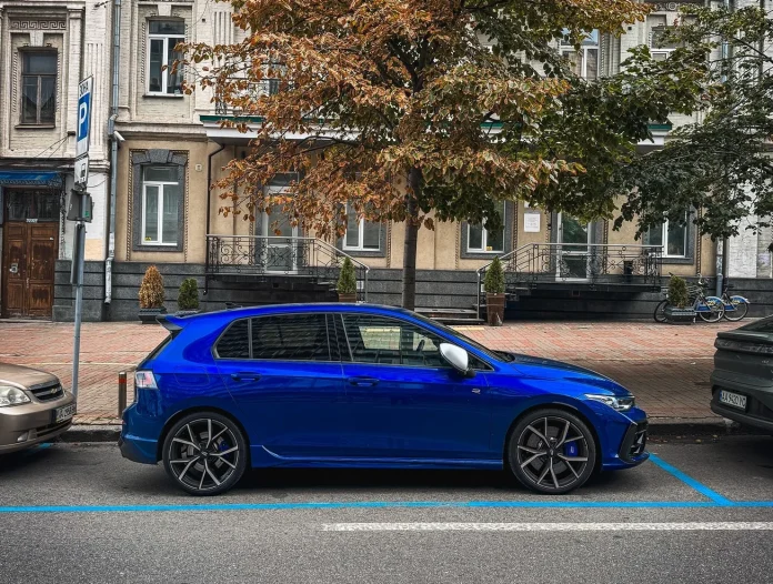 В Україну привезли новий Volkswagen Golf R: 333 к.с., 270 км/год і титановий вихлоп Akrapovič