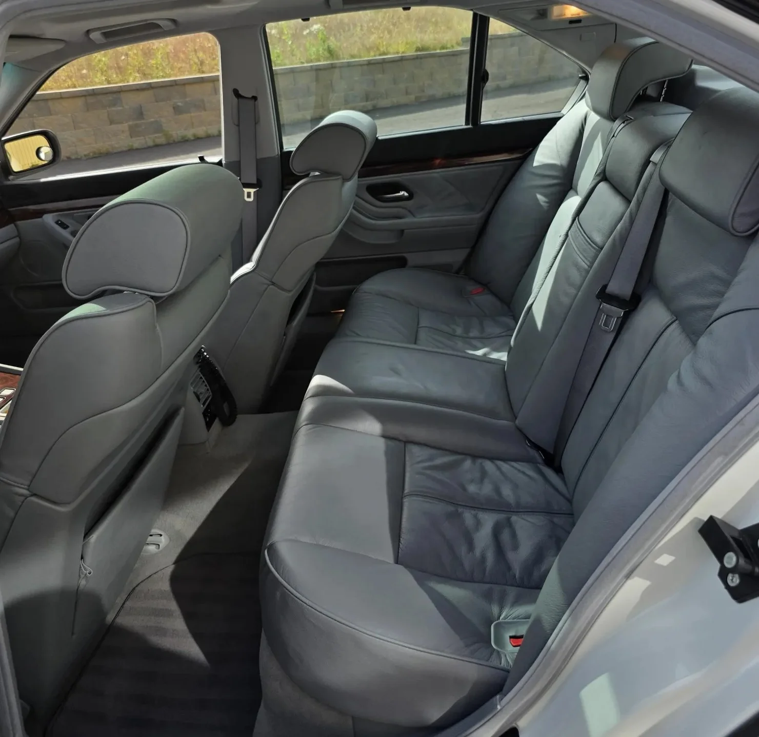 Машина-привид з минулого: BMW 7 Series з пробігом 16 тисяч за 24 роки виставили на торги