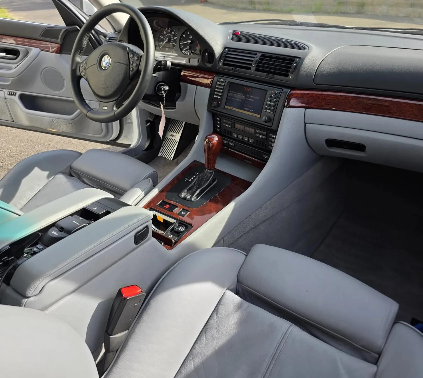 Машина-привид з минулого: BMW 7 Series з пробігом 16 тисяч за 24 роки виставили на торги