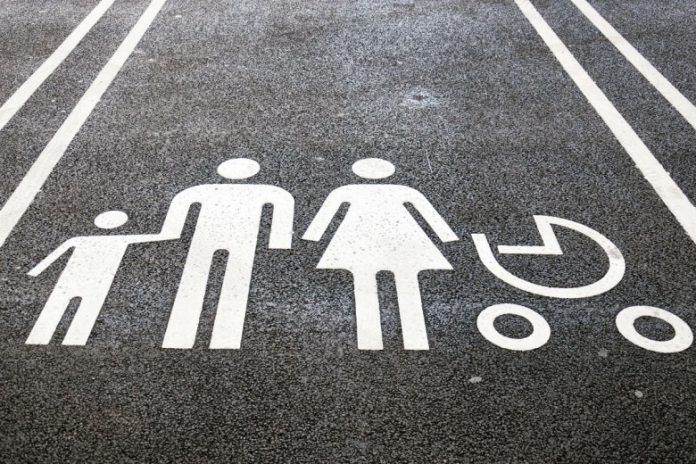В Україні з'являться спеціальні паркомісця для батьків з малюками: що потрібно знати В Україні з'являться спеціальні паркомісця для батьків з малюками: що потрібно знати