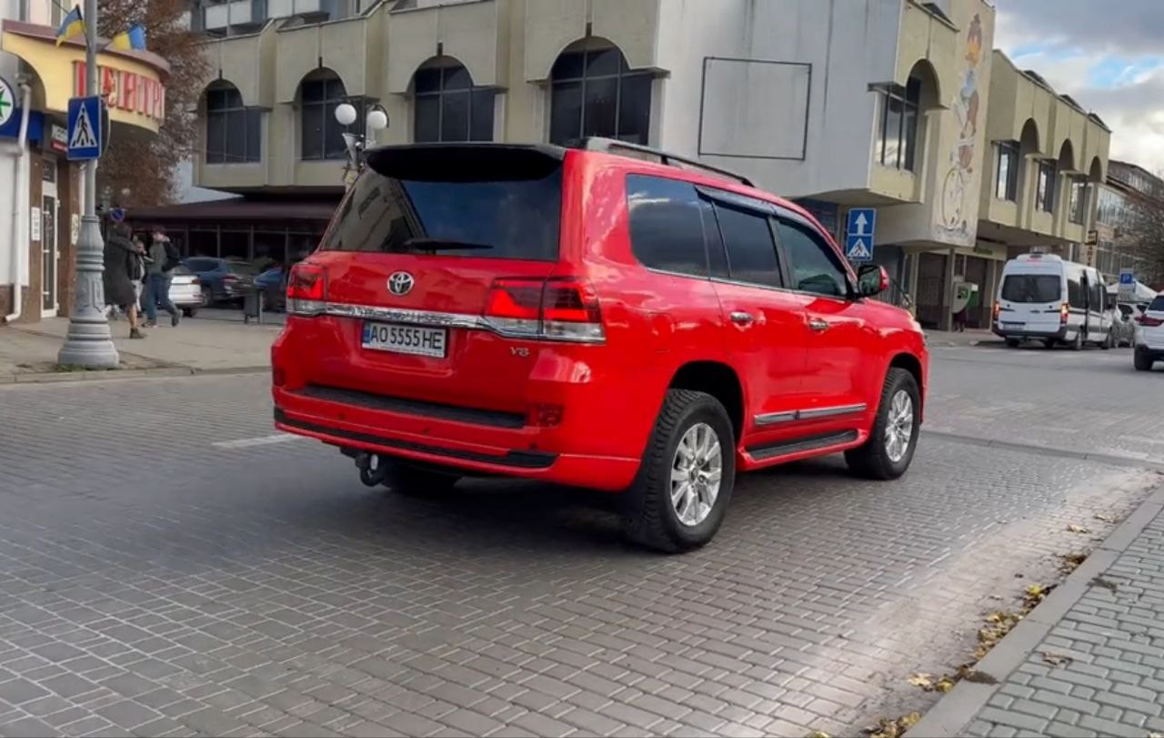 У Хмельницькому засвітився червоний Land Cruiser 200: коли чорний — вже нудно