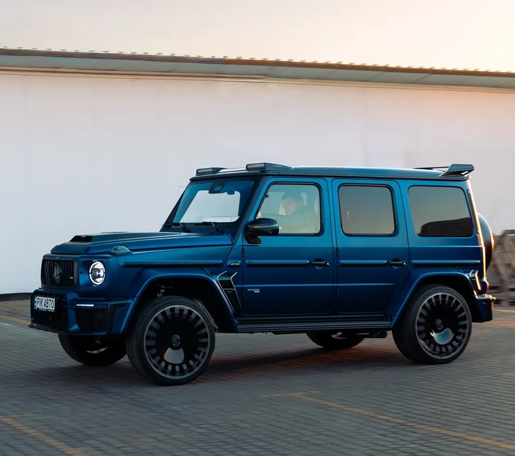 800 "коней" у Львові: в Україну завезли божевільний Brabus G-Class