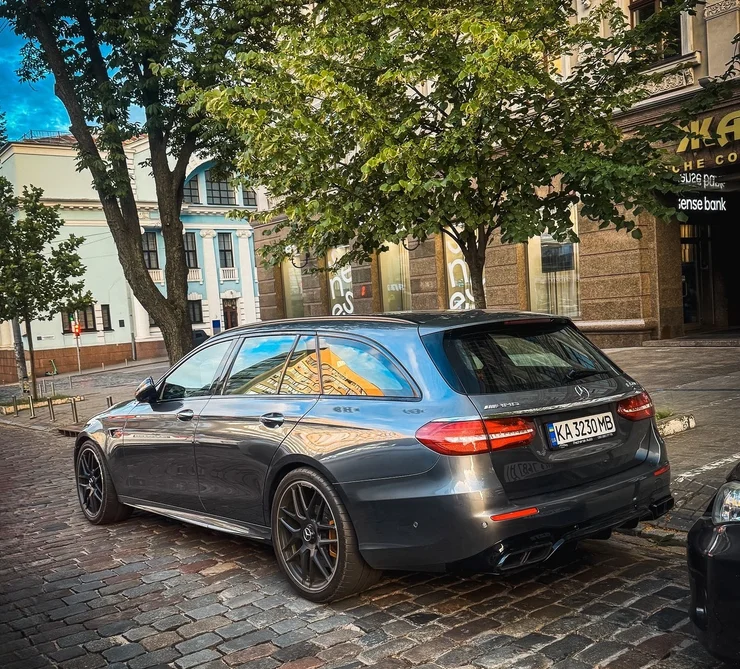 "Сімейний" Монстр у Києві: Заряджений універсал Mercedes-AMG E 63 S Estate - 612 "коней", 290 км/год та карбонова "кусалка"!