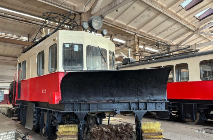 У Києві повернули до ладу майже столітній вагон-снігоочисник: ветеран готовий до зимового сезону