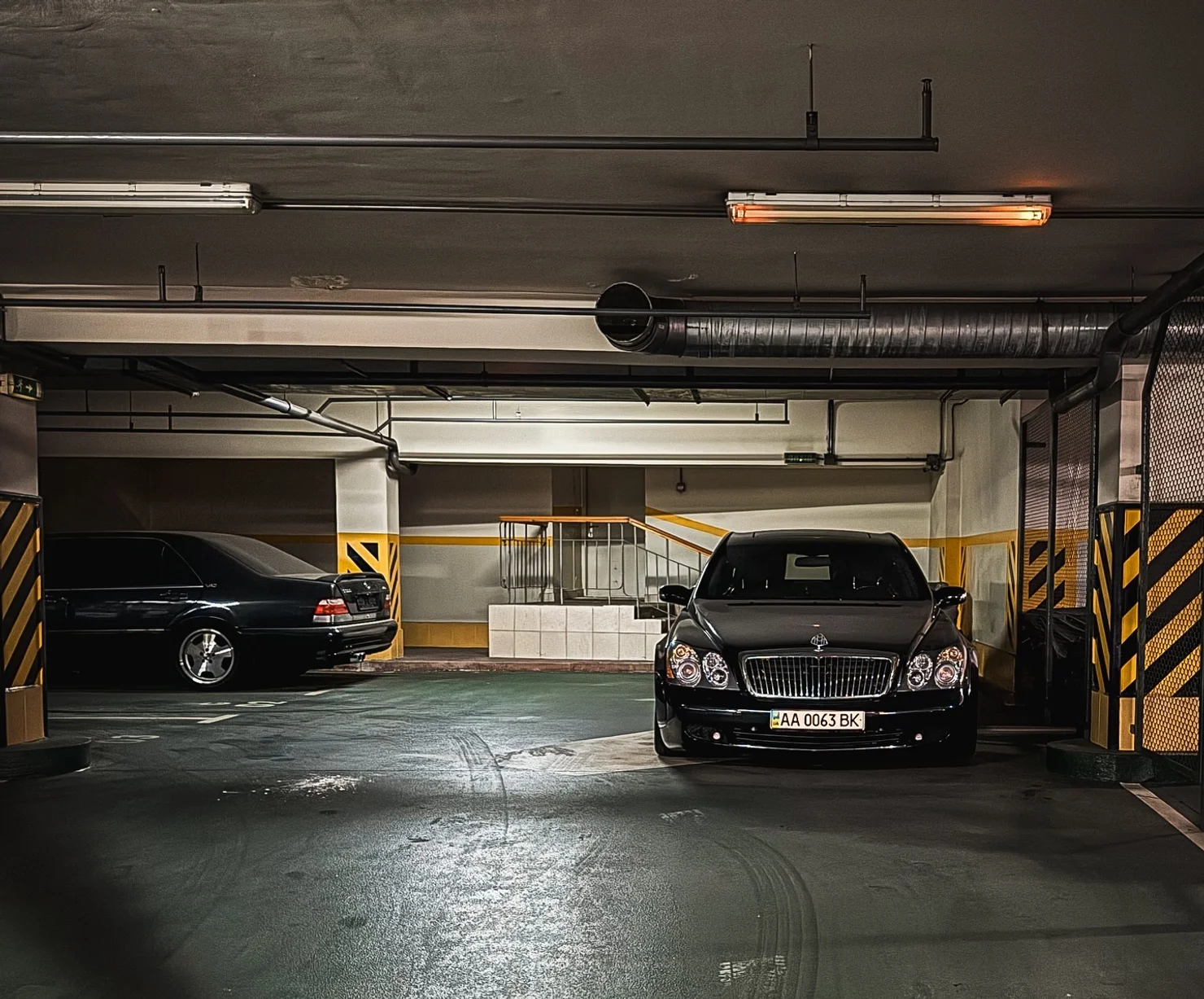 Коли паркінг перетворюється на музей: у Києві зустрілися дві легенди німецької розкоші