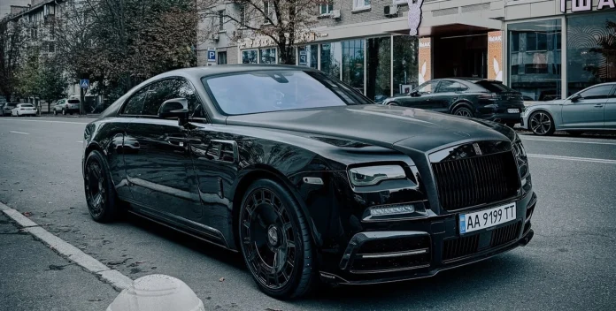 У Києві помітили Rolls-Royce, який Mansory перетворили на карбонове диво У Києві помітили Rolls-Royce, який Mansory перетворили на карбонове диво
